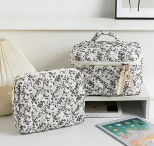 Nahaufnahme der gesteppten Baumwolltasche mit Blumenmuster für Kosmetika