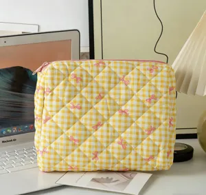 Detailansicht der gelb karierten Baumwoll-Kosmetiktasche mit rosa Schleifenmuster