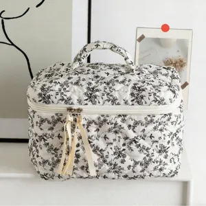 Gesteppte Baumwoll-Kosmetiktasche mit Blumenmuster und Griff für die Reiseaufbewahrung.