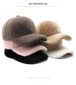 Pile de casquettes de baseball en peluche douce de plusieurs couleurs pour l'hiver.