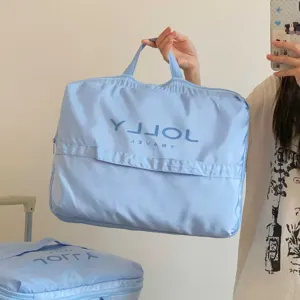 Primer plano de una bolsa organizadora de viaje plegable azul claro para el equipaje