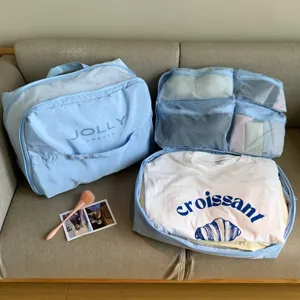 Detalle del juego de 5 bolsas de almacenamiento de viaje azul claro para organizar ropa