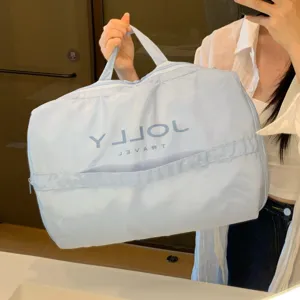 Mano que sostiene una bolsa organizadora de viaje portátil azul claro para maletas