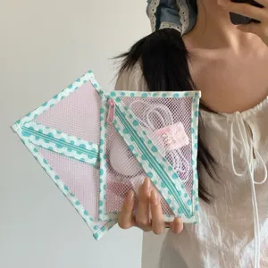 Gedetailleerde weergave van een draagbare roze mesh opbergtas voor kabels en accessoires