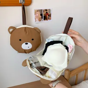 Detalle interior de una bolsa de viaje de oso para organizar la ropa interior delicada