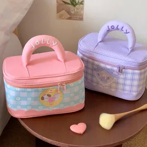 Detail von koreanischen Kosmetiktaschen in Rosa und Lila mit bestickten Griffen und Reißverschluss.