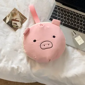 Vista de cerca de una linda bolsa de almacenamiento de viaje de cerdo rosa para ropa