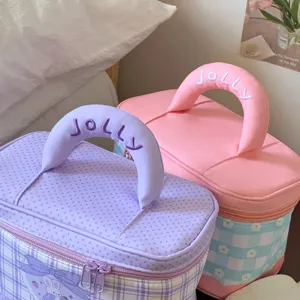 Detaillierte Ansicht der koreanischen Make-up-Tasche mit Tupfen und großem Fassungsvermögen.