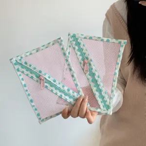 Detailopname van roze mesh tasjes met stippen voor het opbergen van kleine spullen