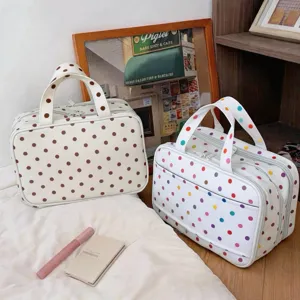 Nahaufnahme der dreischichtigen Polka-Dot-Kosmetiktaschen für große Reise-Aufbewahrung.