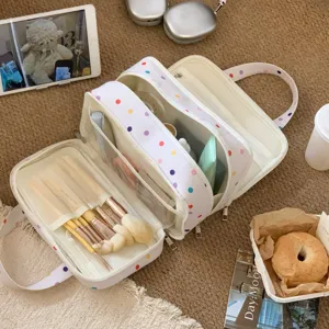 Geräumige dreilagige Kosmetiktasche mit Punkten, Make-up und Pinseln in Lifestyle-Szenerie