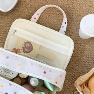 Innenansicht der bunten gepunkteten Kosmetiktasche mit Netztasche und Staufächern