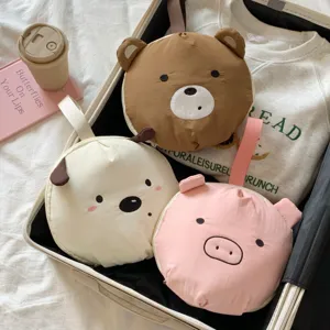 Bonitos organizadores de viaje con forma de animal para ropa interior en una maleta.