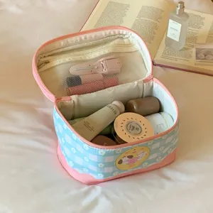 Detailansicht der Innenseite einer geräumigen koreanischen Make-up-Tasche mit Blumen