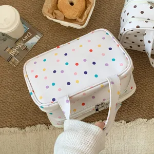 Stilvolle weiße Kosmetiktasche mit bunten Punkten in einer Lifestyle-Reiseumgebung