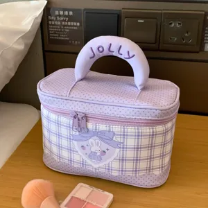 Detailansicht der lila Kosmetiktasche mit JOLLY-Griff und niedlichem Hasen-Print