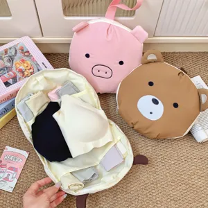 Detalle del organizador de ropa interior de viaje con diseño de oso y compartimentos