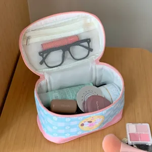 Große blau-weiß karierte Kosmetiktasche mit rosa Griff und süßem Cartoon-Patch Detail