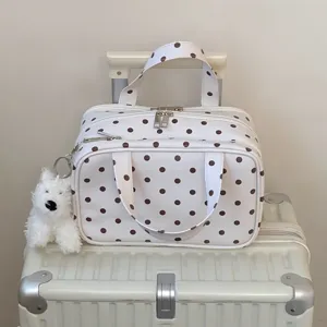 Koreanische Kosmetiktasche mit Polka Dots und 3 Lagen für Reisen auf weißem Koffer