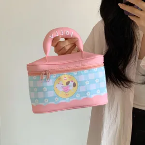 Detailansicht der großen, süßen rosa-blau karierten Kosmetiktasche mit Tragegriff