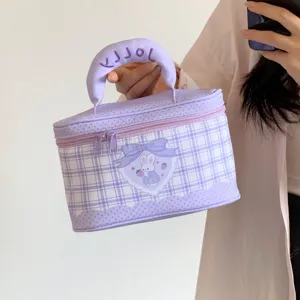 Detail der süßen lila karierten Kosmetiktasche mit gepunktetem Griff und Hasen-Motiv