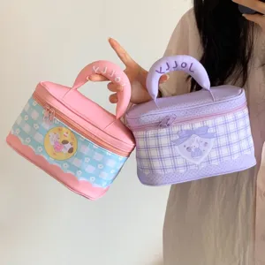 Nahaufnahme von rosa und lila Kosmetiktaschen im koreanischen Stil mit JOLLY-Stickerei