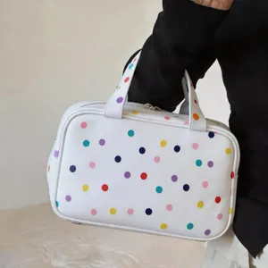 Detailaufnahme einer weißen dreilagigen Kosmetiktasche mit bunten, verspielten Punkten