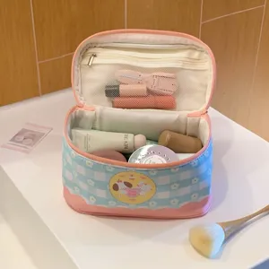 Detailansicht des geräumigen Kulturbeutels mit Kosmetik und Netzfach innen