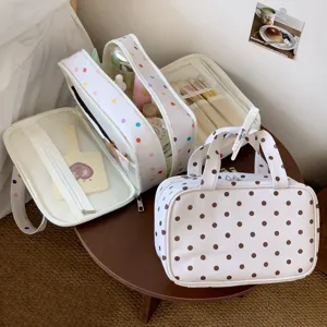 Detailansicht der weißen Kosmetiktasche im koreanischen Stil mit Punktmuster und Fächern.