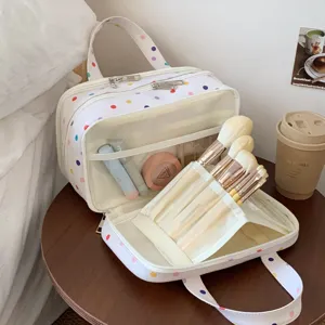 Nahaufnahme der dreilagigen gepunkteten Kosmetiktasche mit Pinselhalter und Stauraum