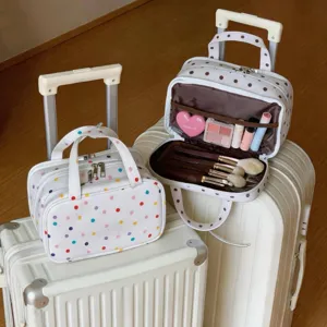 Detail der dreilagigen gepunkteten Kosmetiktasche mit Stauraum für Pinsel und Make-up