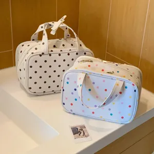 Großkapazität Punkt-Kosmetiktaschen in Braun und Bunt im Badezimmer präsentiert