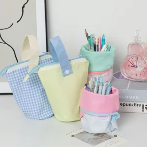 Astuccio verticale portatile utilizzabile come portapenne in colori pastello