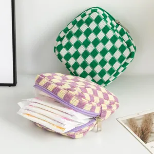 Vue détaillée de la pochette à damier ouverte pour le rangement de serviettes hygiéniques