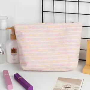 Vista dettagliata che mostra la trama intrecciata di questa grande borsa cosmetica rosa