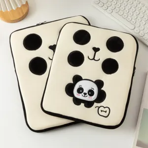 Vue détaillée de la broderie panda de dessin animé sur une housse d'ordinateur