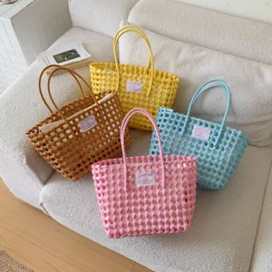 Detailansicht farbenfroher handgewebter Strandtaschen in Gelb, Braun, Rosa und Blau