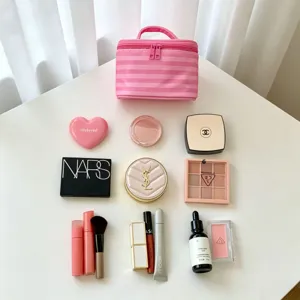 Rosa gestreifte Kosmetiktasche mit viel Platz für Make-up und Pflegeprodukte.