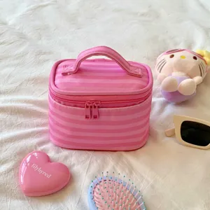 Geräumige rosa gestreifte Kosmetiktasche mit Griff und niedlichen Accessoires für Mädchen
