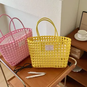 Lebhafte handgewebte Strandtaschen in Pink und Gelb für den Sommerurlaub