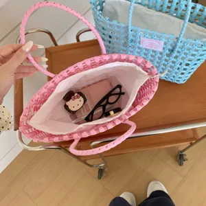 Detailansicht der handgefertigten rosa Korbtasche mit geräumigem Innenraum und weißem Futter.