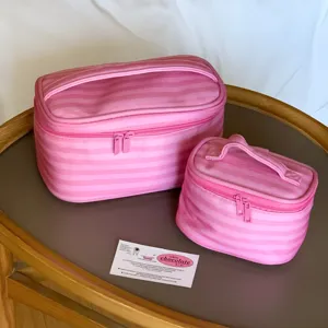 Detailansicht von zwei rosa gestreiften Kosmetiktaschen für die Aufbewahrung von Make-up