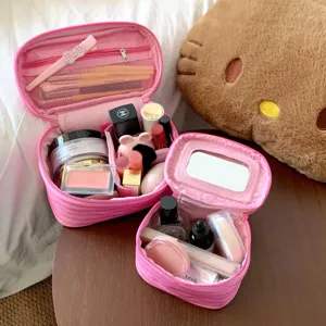 Detailansicht der rosa gestreiften Kosmetiktasche mit Spiegel und viel Stauraum