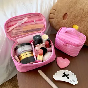 Detailansicht der rosa gestreiften Kosmetiktasche mit geräumigem Innenraum und Fächern