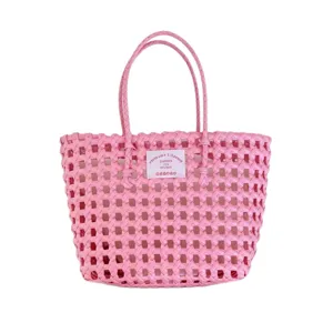 Sommerliche rosa handgewebte Strandtasche minimalistischer Korb für Urlaub