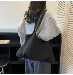 Grote zwarte suède draagtas voor dames in een stijlvolle herfst-winter look