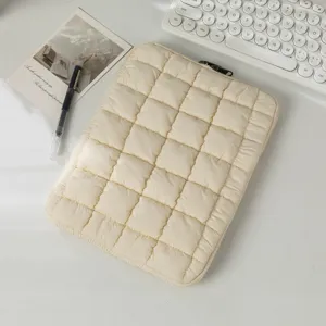 Nahaufnahme einer cremefarbenen gesteppten Tablet-Tasche im Büro