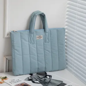 Detailansicht der hellblauen gesteppten 13-Zoll-Laptoptasche mit Griffen