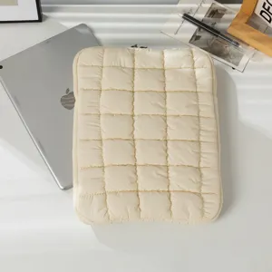Nahaufnahme cremefarbene gesteppte Laptoptasche mit weicher Puffer-Struktur