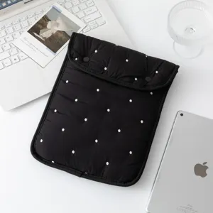 Funda acolchada negra para tableta con bordado de lunares blancos y botón